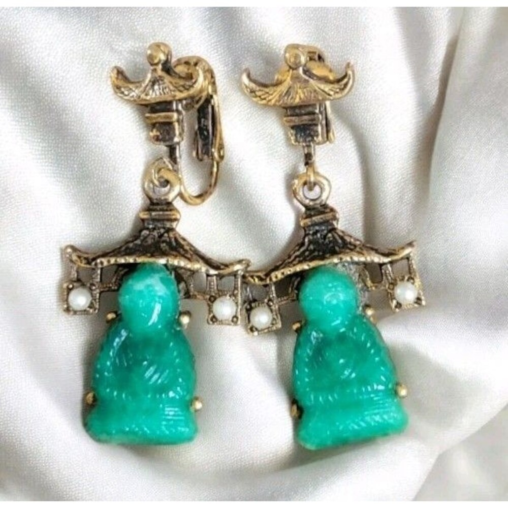 Rare Vintage Ambasador MCM Jadeite Buddha Pagoda Dangle Clip Seed Pearl Earrings